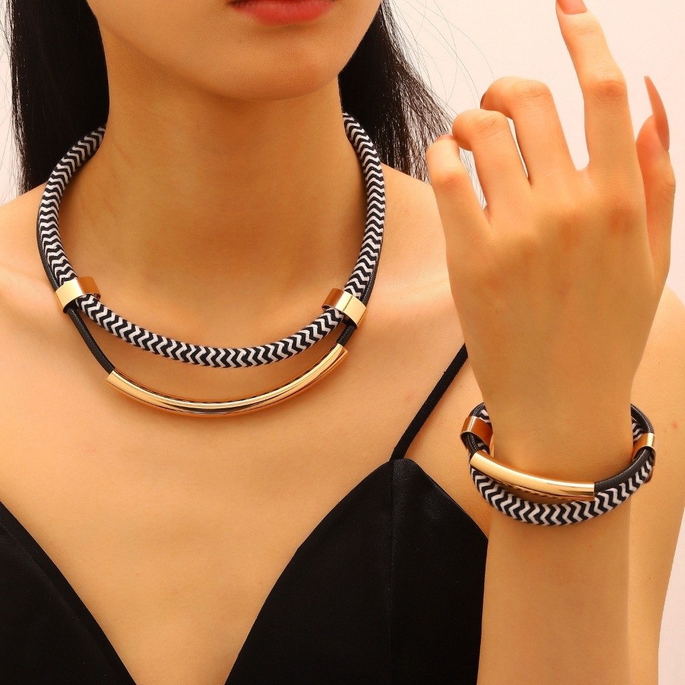 Street Fashion Style Youtube - ชุดสร้อยคอและกำไลข้อมือสไตล์ฮิปฮอปแบบโอเวอร์ไซส์ ดีไซน์เส้นคู่สีดำและสีขาว ทำจากโลหะทรงท่อ ชุดเครื่องประดับสไตล์สตรีท วัสดุโลหะ