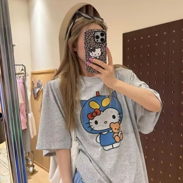 Street Fashion Jersey - เสื้อยืดแขนสั้นพิมพ์ลายเฮลโล คิตตี้ ซานริโอผู้หญิงฤดูร้อนใหม่ดีไซน์หลวมอเนกประสงค์ผ้าฝ้ายแท้เสื้อแฟชั่นแนวสตรีทแสนสนุก