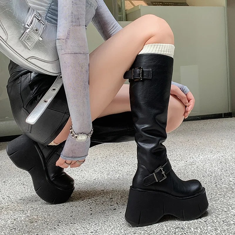 Street Fashion Style Youtube - รองเท้าบูทผู้หญิงแบบคลาสสิกสีดำ รองเท้าบูทยาวทรงสูง รองเท้าบูทแฟชั่นแบบส้นเตารีด รองเท้าบูทหนังแบบมีหัวเข็มขัด รองเท้าบูทสไตล์นักรบ
